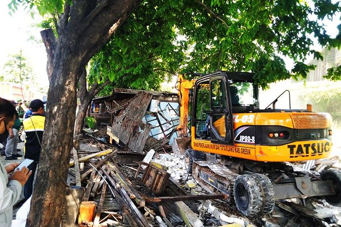 Akan Ada Pelebaran Jalan, Puluhan Kios Sepanjang Jalan Raya Manyar Gresik Dibongkar