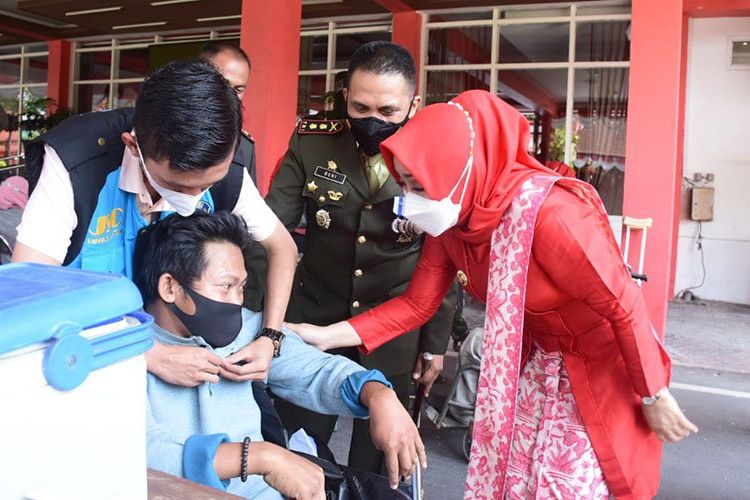HUT ke 76 RI, Pemkab Mojokerto Bagikan Vaksin Covid dan Bansos untuk 200 Warga Difabel