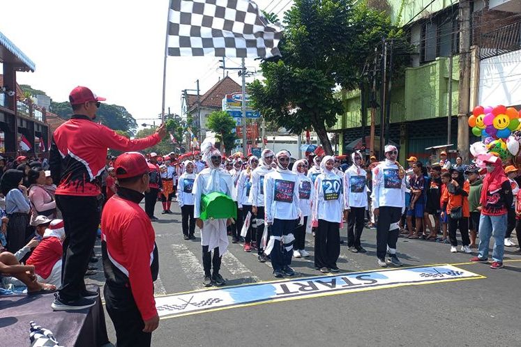 Peringati HUT RI ke-78, Pemkot Mojokerto Gelar Gerak Jalan Tematik yang Diikuti 87 Peserta