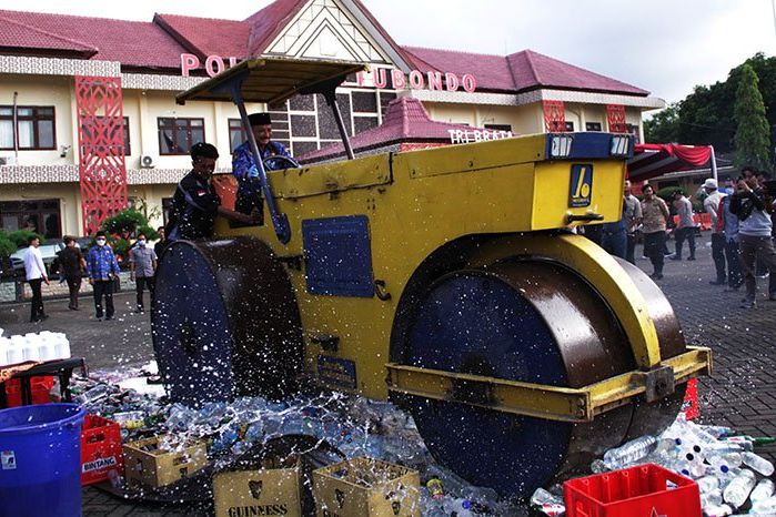 Bupati Situbondo Pimpin Pemusnahan Ribuan Botol Miras