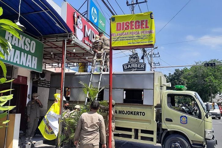 Tak Punya Izin, Reklame Mixue Disegel Satpol PP Kota Mojokerto