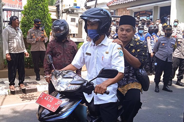 Anggota DPRD Lamongan Antar Para Demonstran Melanjutkan Aksinya ke Gedung Pemkab