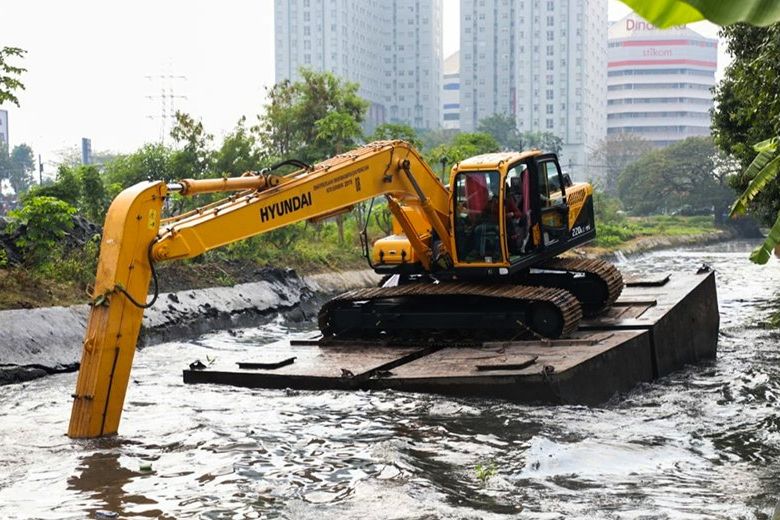 Antisipasi Meluapnya Aliran Air, Lumpur di Sungai Surabaya Dikeruk