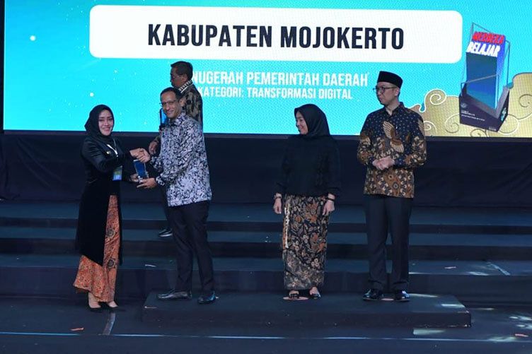 Pemkab Mojokerto Terima Anugerah Merdeka Belajar Kategori Transformasi Digital Kemdikbud Ristek RI