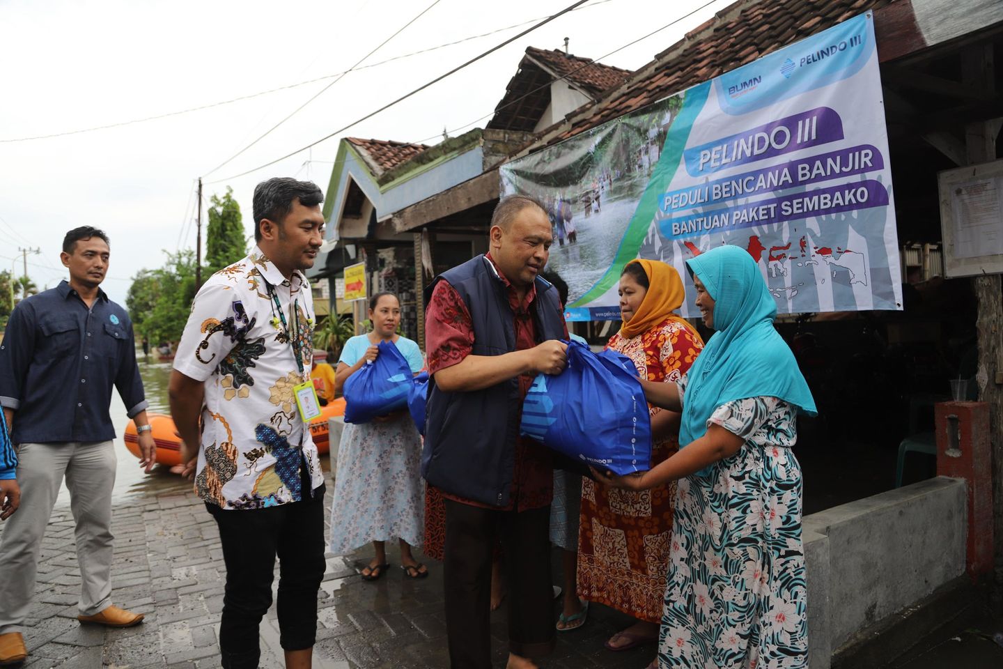 Banjir Gresik, Pelindo III Bagikan Sembako dan Perbaiki Tanggul Jebol