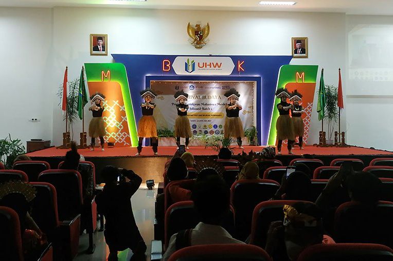 Semangat Kebhinekaan Disuguhkan Dalam Festival Budaya di Penutupan PMM Batch 2 UHW Perbanas