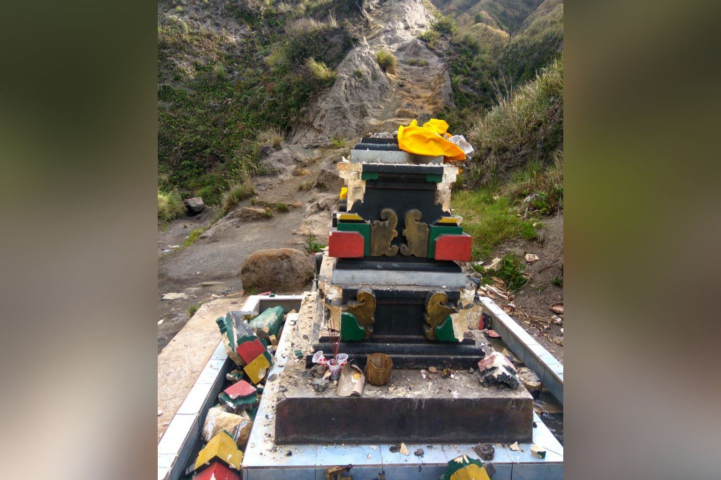 Bangunan Persembahyangan Umat Hindu Tengger di Bromo Alami Kerusakan