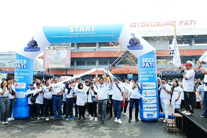 Petrokimia Gresik Ajak Ribuan Peserta Jalan Sehat HUT Perak BUMN Kampanyekan Pemungutan Sampah