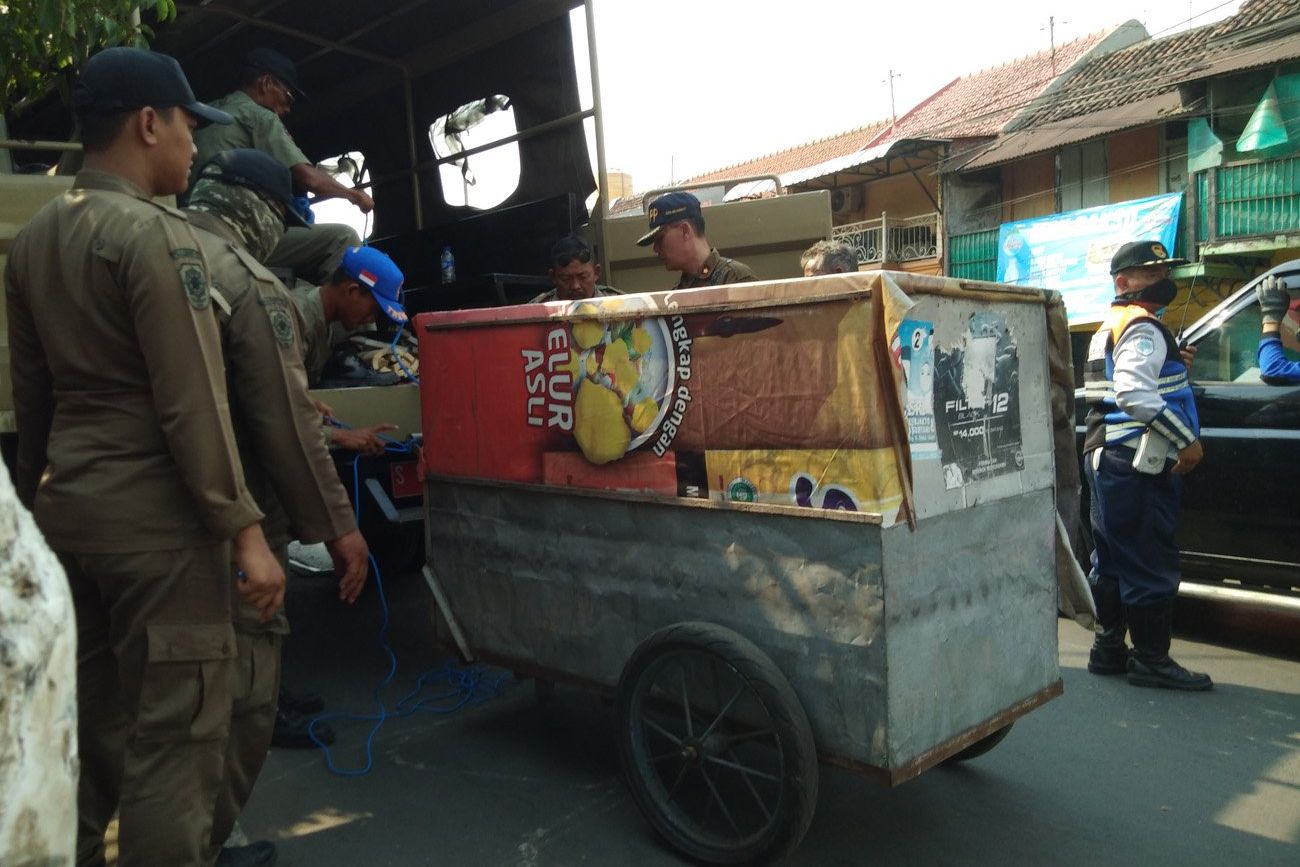 Satpol PP Mojokerto Amankan Gerobak Tak Bertuan dan Barang Milik PKL