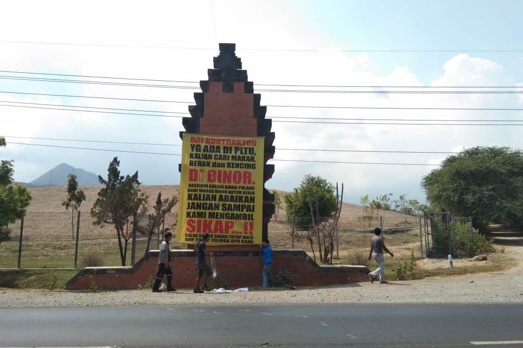 Sejumlah Warga Probolinggo Pasang <em>Banner</em> Tuntut Pekerjaan ke PLTU Paiton