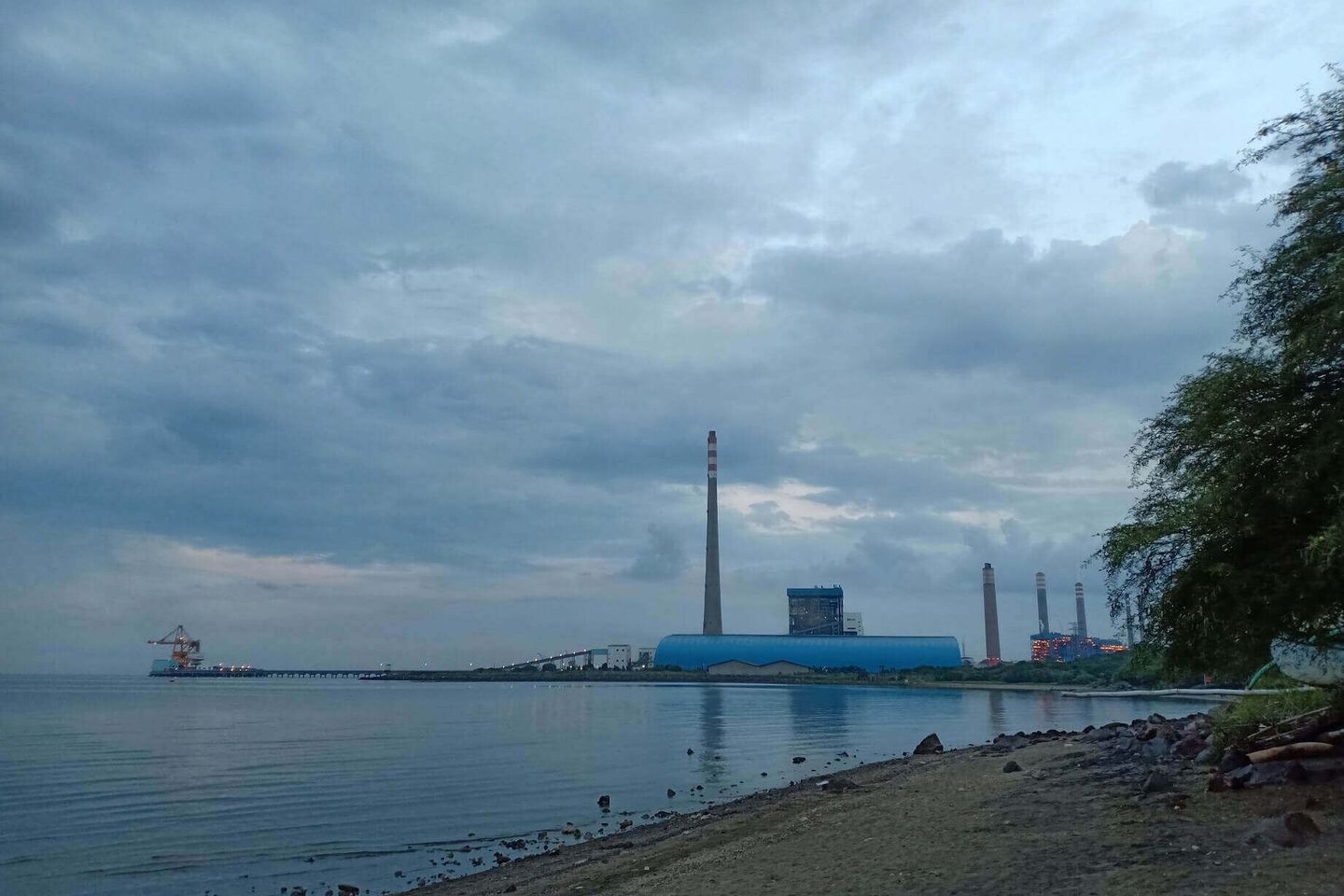 <em>Ngabuburit</em> Asyik di Tepi Pantai Bohai Probolinggo
