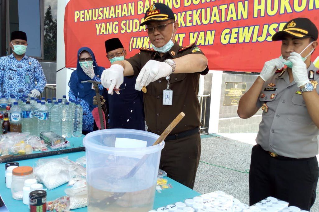 Kejari Ponorogo Musnahkan Ratusan Barang Bukti
