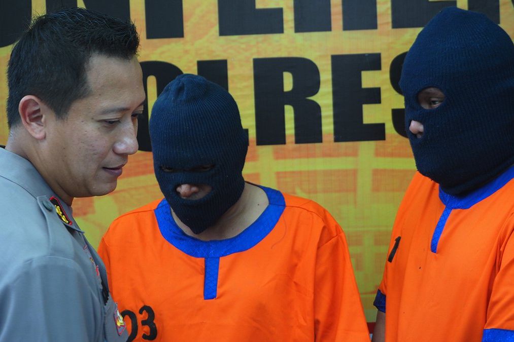 Peras Warga Gresik Dua Polisi Gadungan Asal Surabaya Ditangkap