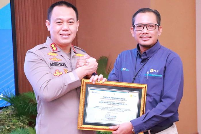 PLN Jatim Beri Penghargaan Kapolres Gresik Usai Ringkus Pencuri Kabel Listrik