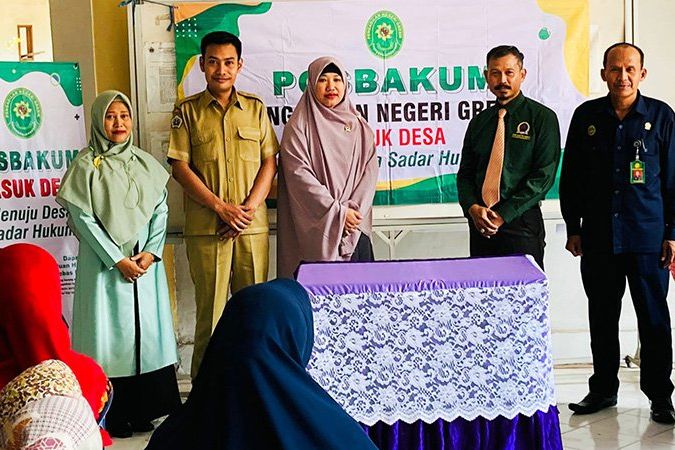 PN Gresik Berikan Layanan Posbakum Pada Warga Desa Yang Berhak Menerima