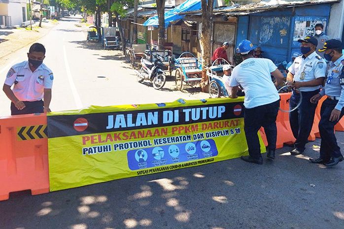 Penyekatan Jalan PPKM Darurat di Probolinggo Dikeluhkan Abang Becak dan Tukang Tambal Ban
