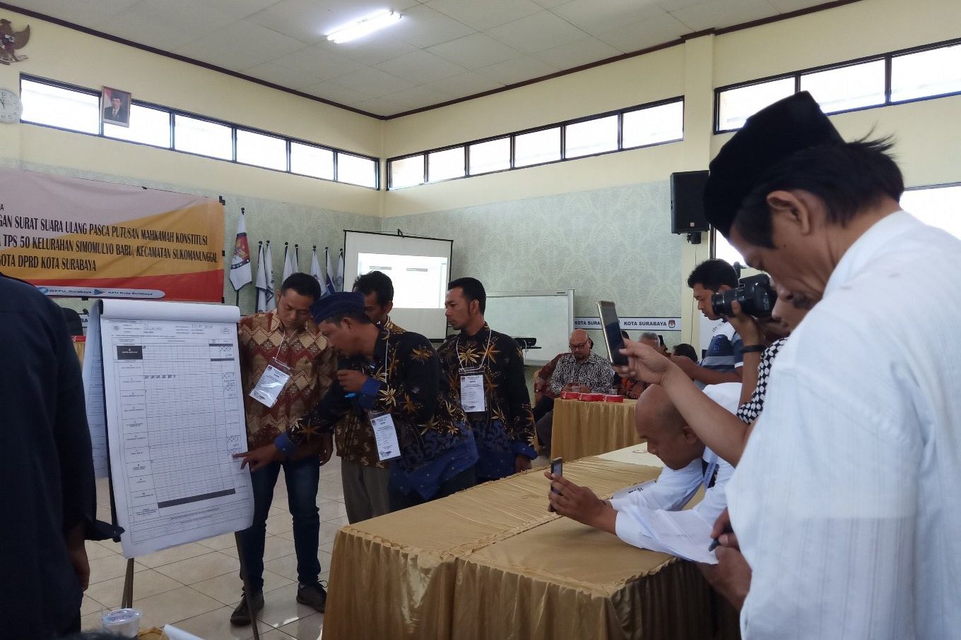 Tiga TPS di Surabaya Gelar Penghitungan Surat Suara Ulang