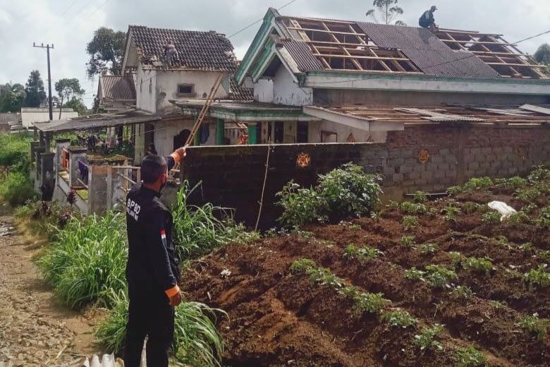 6 Rumah Warga di Lereng Gunung Bromo Diterjang Angin Puting Beliung