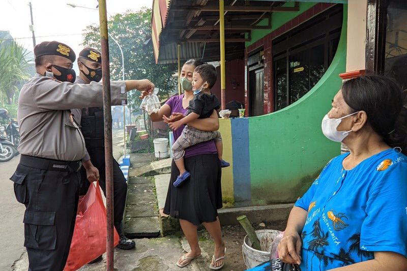 Cegah DBD, Jurnalis Ponorogo bersama Polisi dan Komunitas Bagi Ikan Cupang