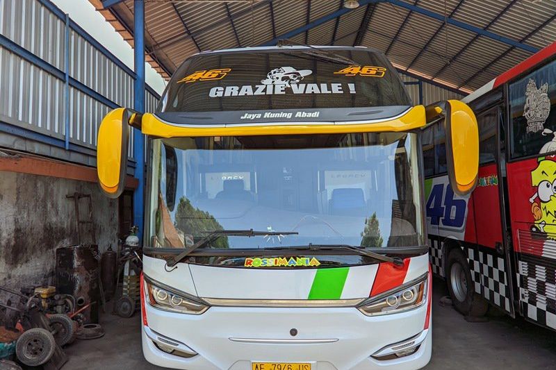 Seluruh Bodi Bus Armada Ini Diberi <em>Livery</em> Valentino Rossi