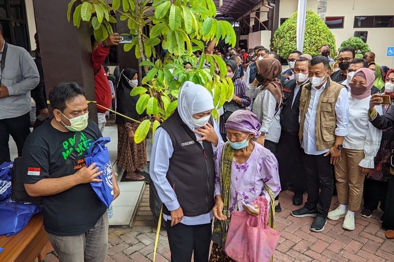 Khofifah Pantau Operasi Pasar Migor di Ponorogo dan Beri Bantuan UMKM
