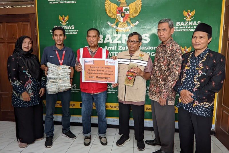 Alfamart Salurkan Bantuan Sarung dan Mukena ke Basnaz Ponorogo
