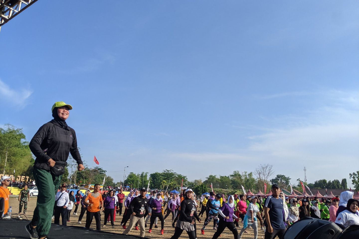 Ajak Masyarakat Perangi Rokok Ilegal, Bupati Ikfina Senam Sehat Bareng Warga