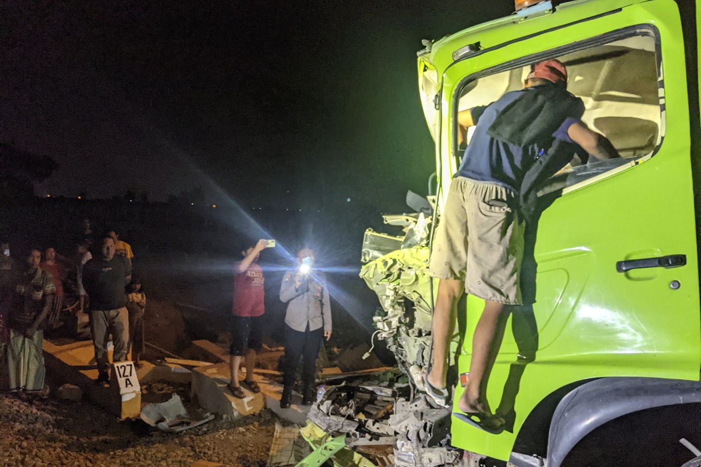 Rem Bermasalah, Truk Disambar KA Wijaya Kusuma di Perlintasan Tanpa Palang Pintu