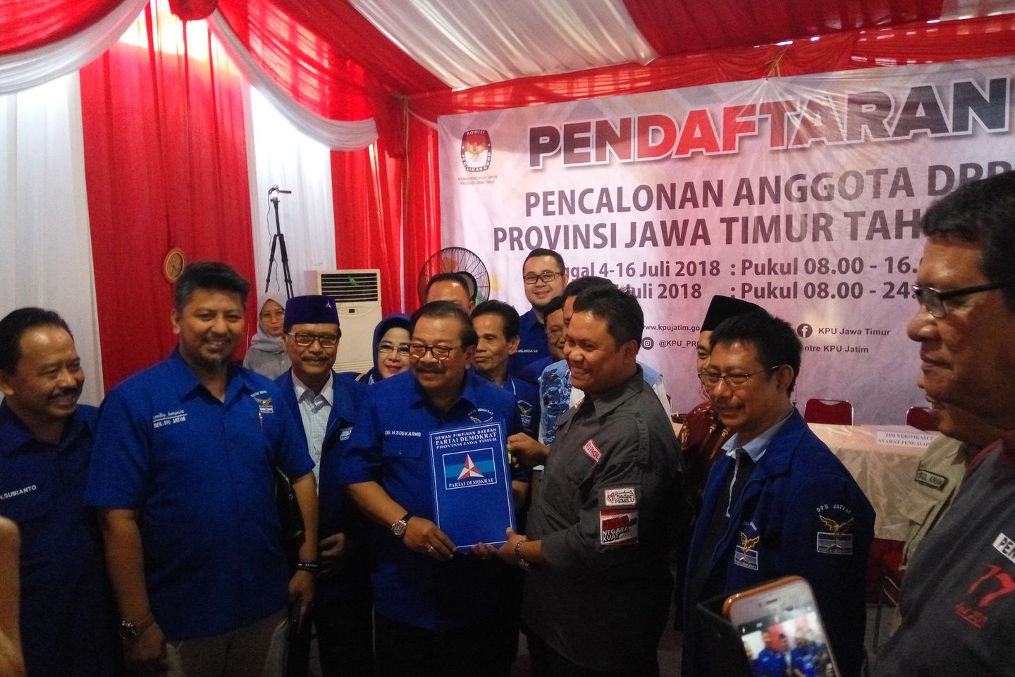 Pakde Karwo Daftarkan 120 Bacaleg Demokrat ke KPU Jawa Timur