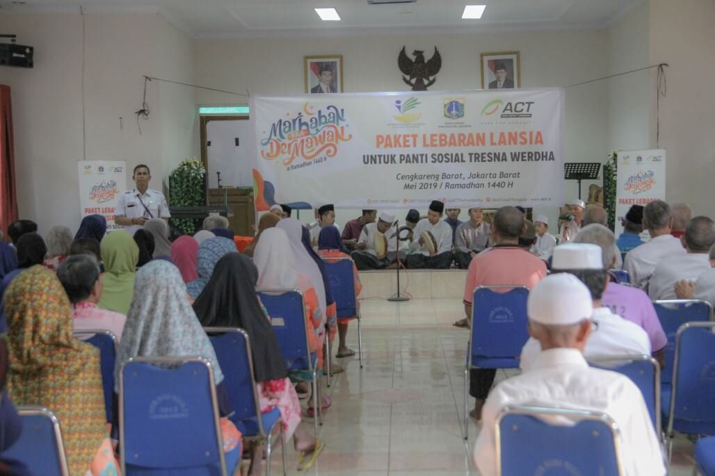 Peduli Warga Prasejahtera Lewat Paket Lebaran Bagi Lansia 