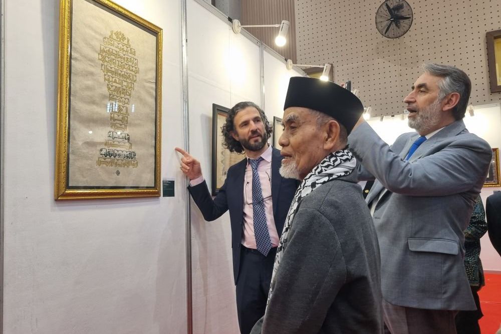 Tokoh Internasional Terpukau Karya Kaligrafi Santri Gontor