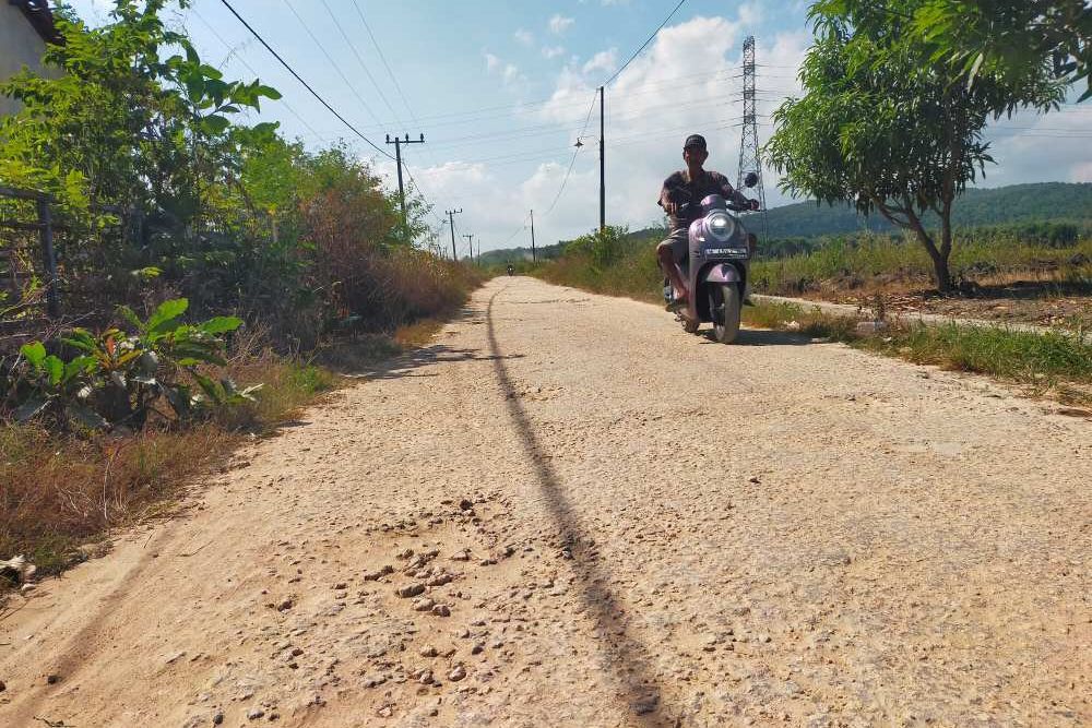 Jalan Panyepen-Baturasang Sampang yang Rusak Puluhan Tahun Segera Diperbaiki
