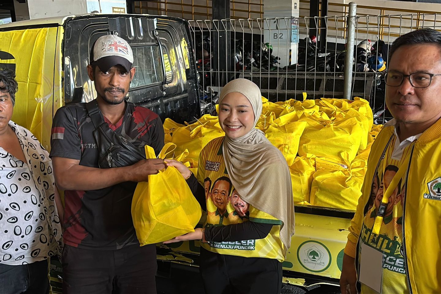 Golkar Salurkan 200 Paket Sembako untuk Sopir Len Surabaya, Kisah Bahlil Jadi Inspirasi