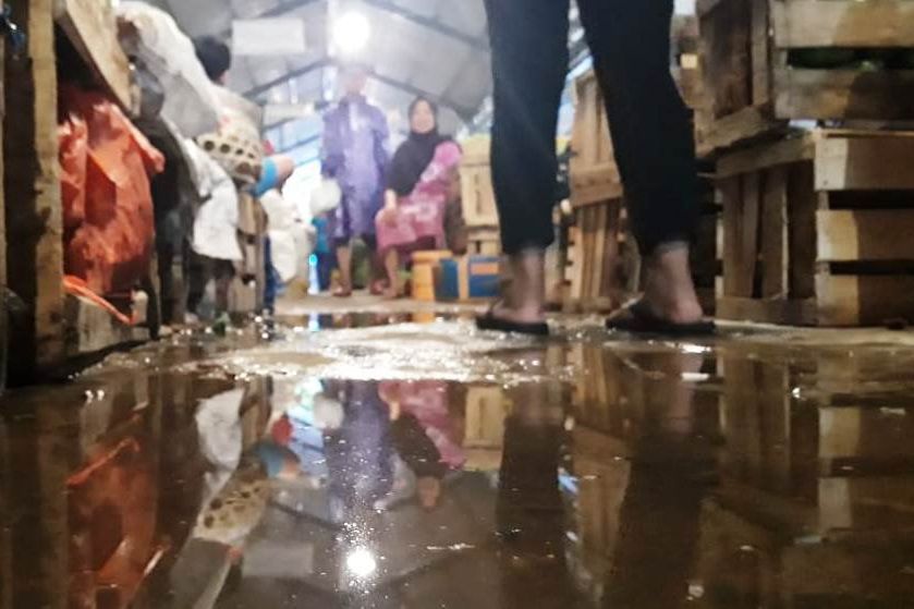 Atap Bocor, Hujan Basahi Dagangan Penjual Pasar Legi Ponorogo