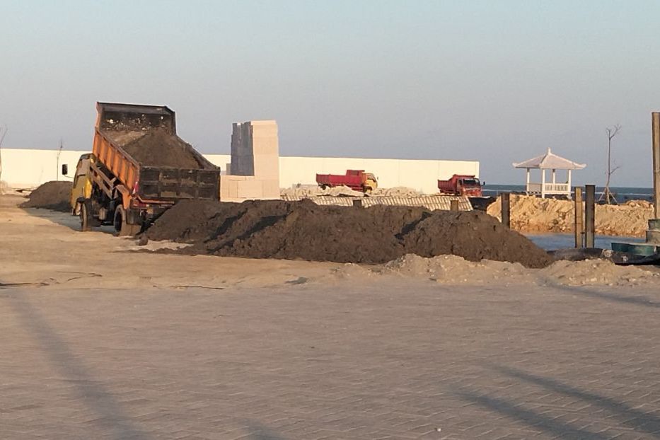 Pengembangan Pantai New Harton Sampang Diduga Gunakan Pasir Pesisir