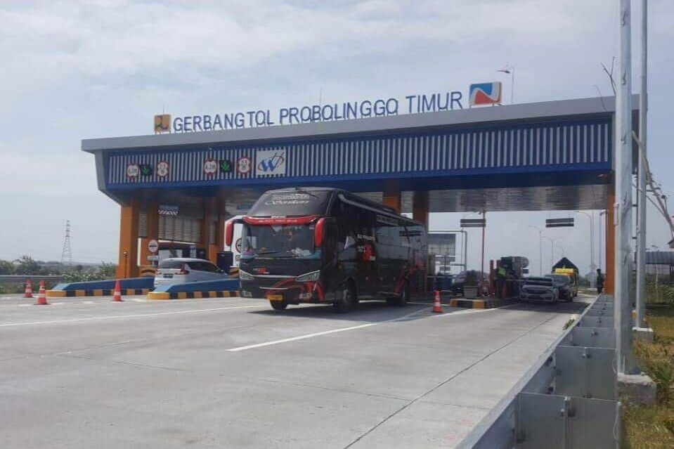 Antisipasi Penumpukan Arus Mudik, Kendaraan di Exit Tol Probolinggo Dipecah