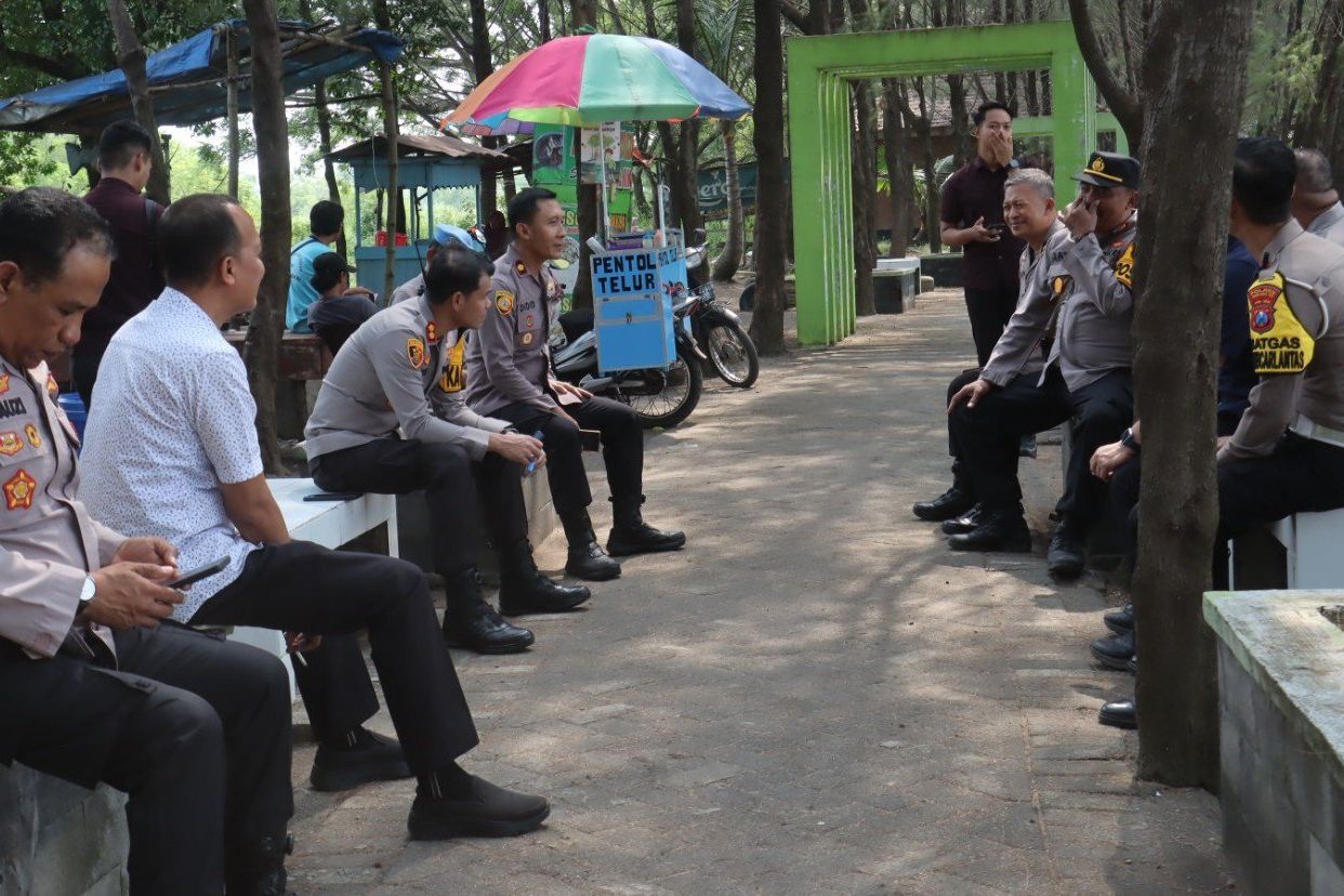 Polisi Perketat Pengamanan Pantai di Probolinggo Saat Libur Lebaran