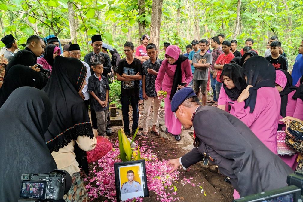 Meninggal Tersambar Petir, Jenazah Bripda Fredi Dimakamkan di Ponorogo