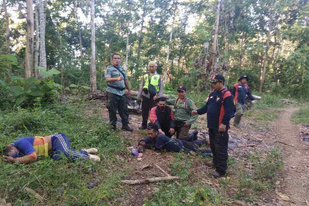Polisi Amankan Pelaku Pembalakan saat Naikkan Kayu ke Motor