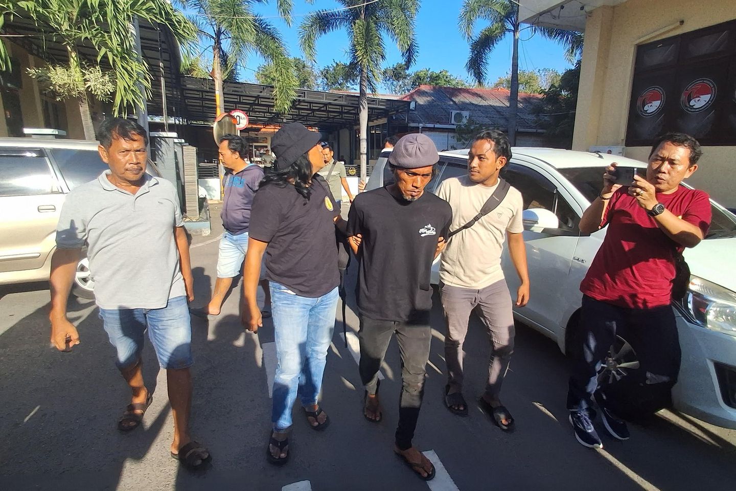 Usai Tewaskan Mertua dan Aniaya Istri, Satuan Kabur Naik Bus