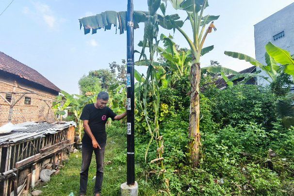 Viral Tiang Internet di Lahan Warga, Satpol PP Mojokerto Belum Bertindak