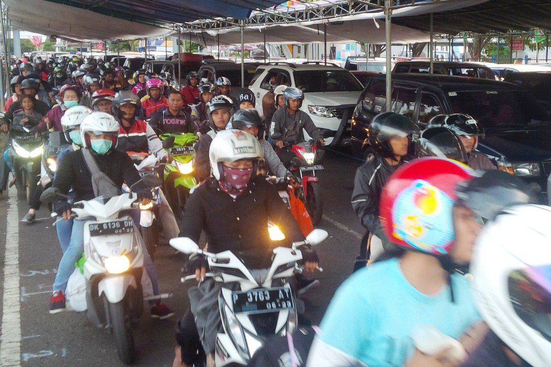 Setengah Juta Pemudik Seberangi Selat Bali Sebelum Lebaran