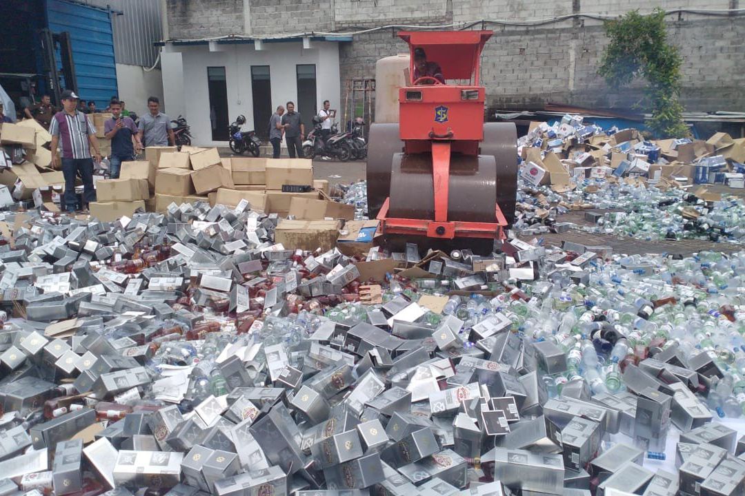 Puluhan Ribu Botol Miras Dimusnahkan Hindari Penyalahgunaan Barang Bukti