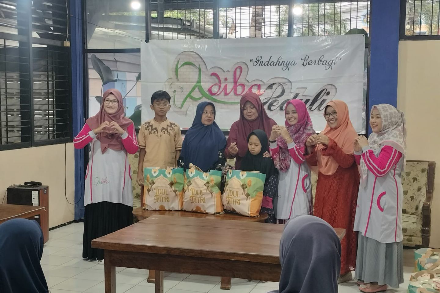 Kelompok Pengajian Perempuan dari Berbagai Profesi di Jember Berbagi Ramadan untuk Anak Yatim