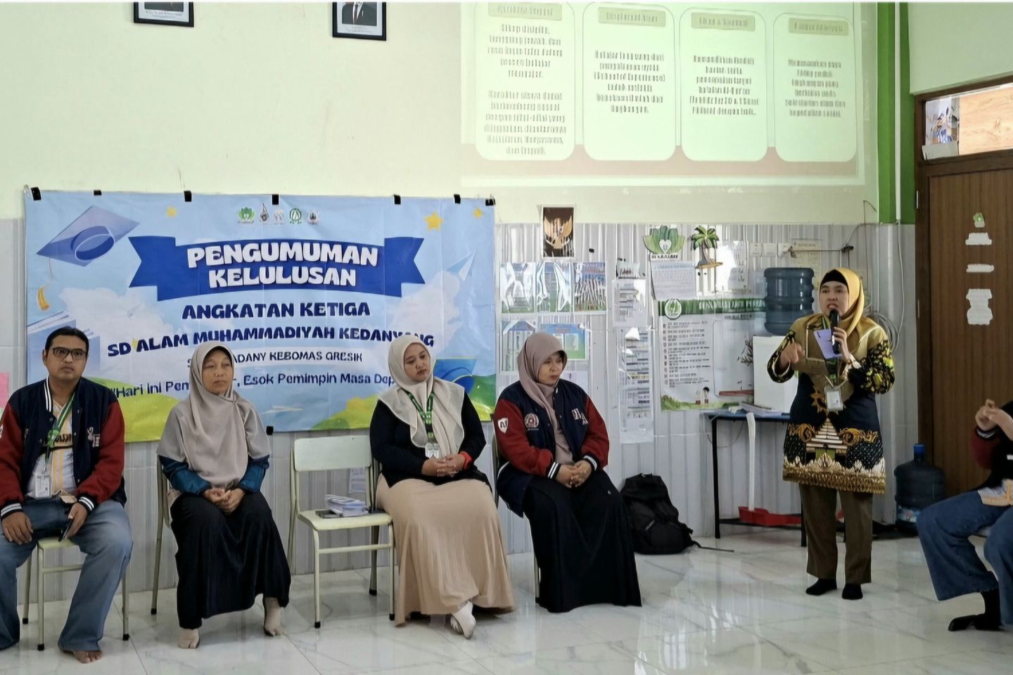 Tangis Haru Warnai Kelulusan Siswa SD Almadany Gresik