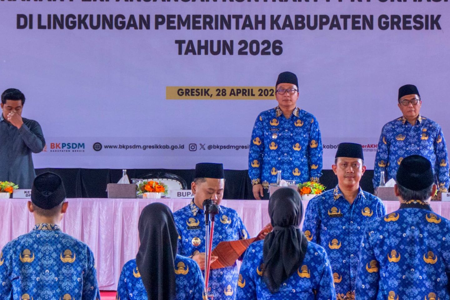 Bupati Gresik Serahkan 468 SK PNS dan PPPK, Tegaskan ASN Harus Melayani Masyarakat
