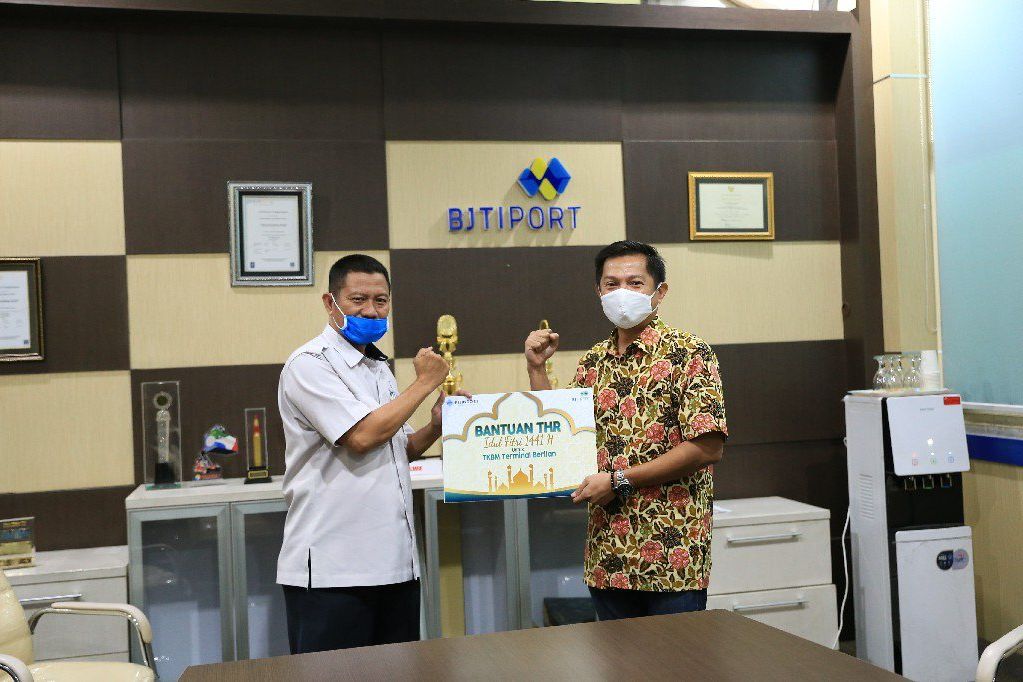 Seribu TKBM Terminal Berlian Terima THR dari BJTI Port