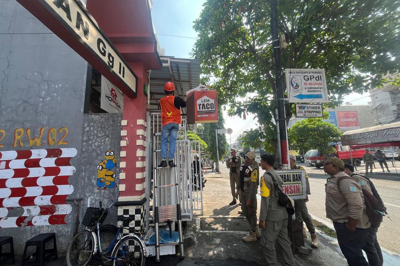 Satpol PP Kota Mojokerto Bongkar Empat Reklame Ilegal