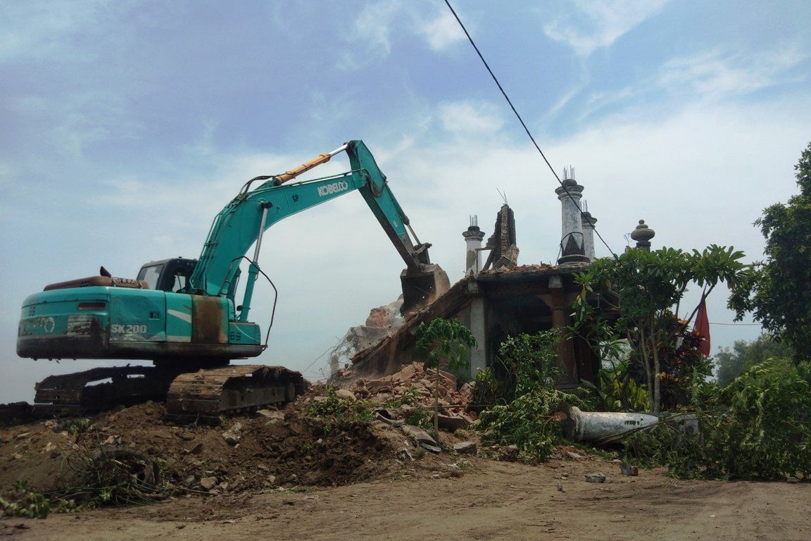 Berdiri di Bantaran Sungai, Padepokan Tinggar Mojokerto Dibongkar Paksa