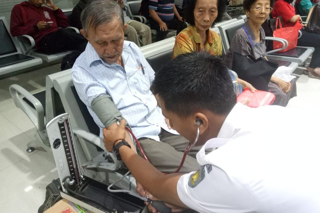Libur Imlek, KAI Periksa Kesehatan Penumpang Gratis di Gubeng